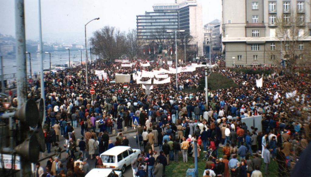 Március 15-i megemlékezés és békés tüntetés, a Március 15. tér és a Petőfi tér az Erzsébet híd pesti hídfőjéről nézve