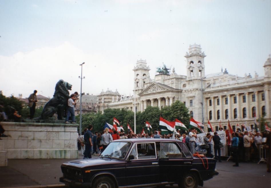 Március 15-i megemlékezés és békés tüntetés a Parlament előtt, Kossuth Lajos tér, szemben az Igazságügyi Palota (ekkor Néprajzi Múzeum és az MSZMP Párttörténeti Intézete)