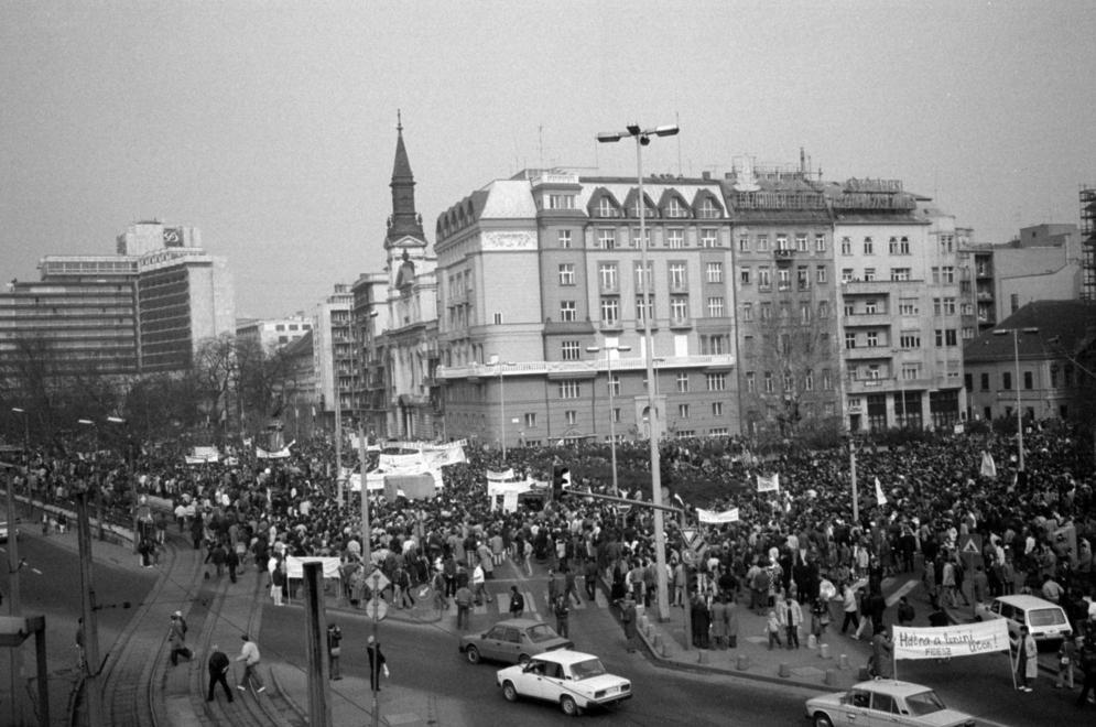 Március 15-i megemlékezés és békés tüntetés, a Petőfi tér és a Március 15. tér az Erzsébet hídról nézve