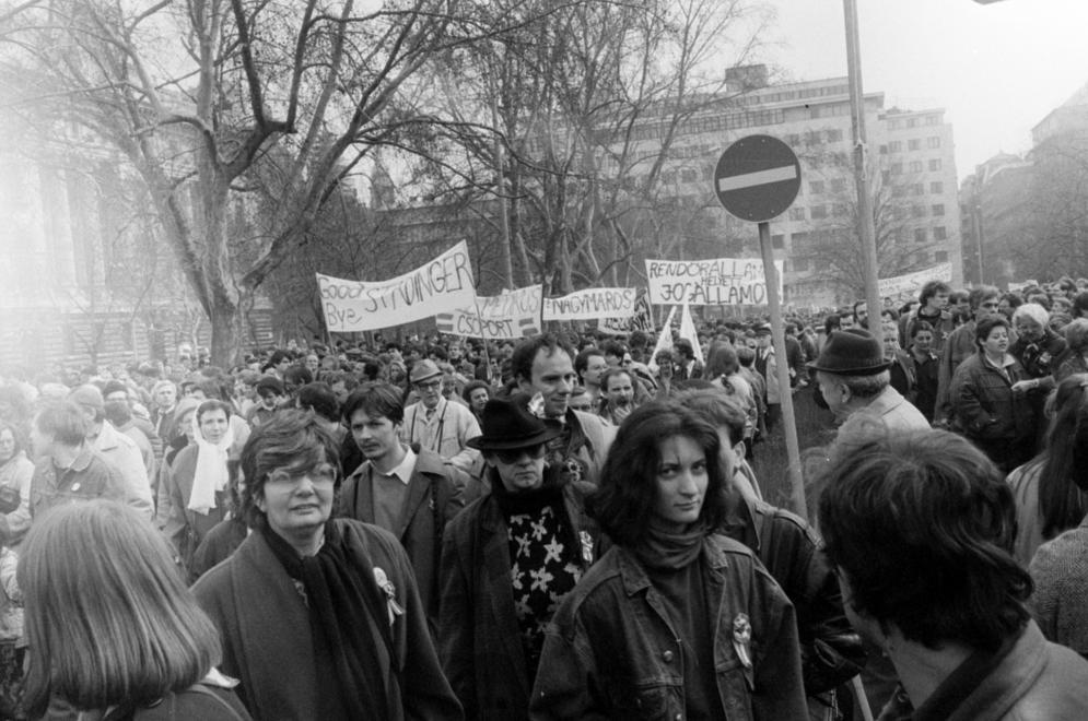 Szabadság tér, tüntetés a Magyar Televízió székháza előtt 1989. március 15-én.