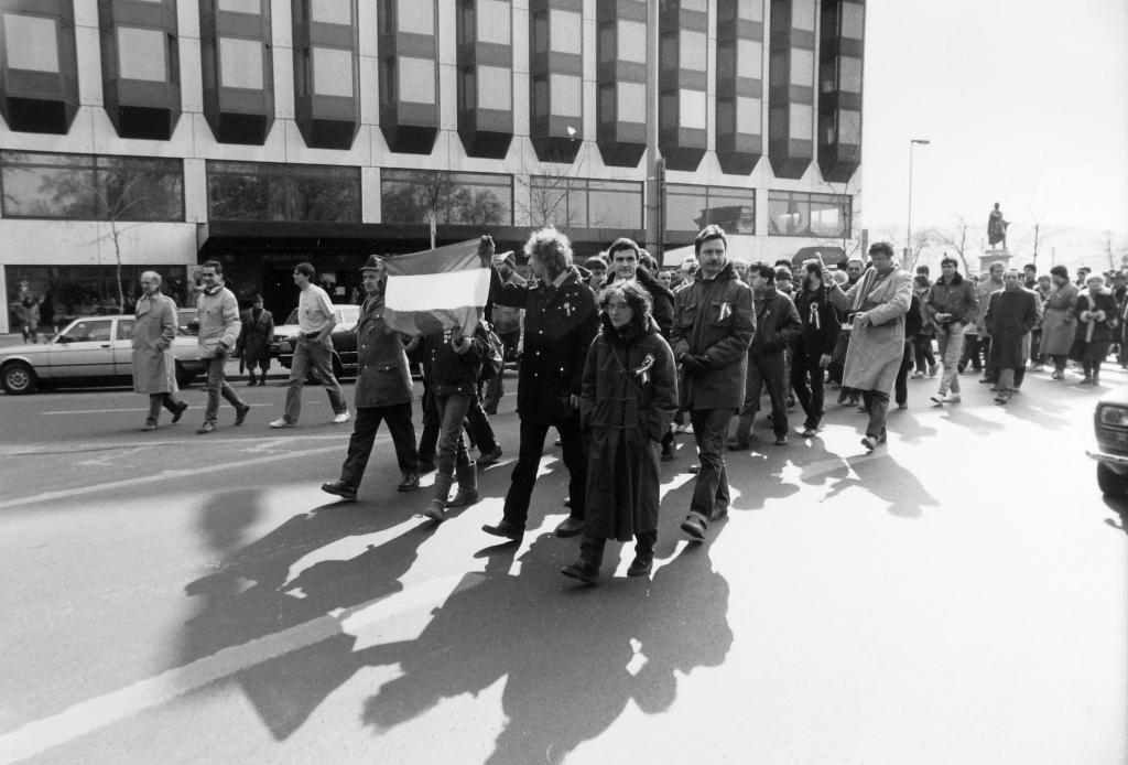 A március 15-i megemlékezés és békés tüntetés résztvevői vonulnak a Szabadság tér felé. Széchenyi István (Roosevelt) tér, háttérben az Eötvös szobor