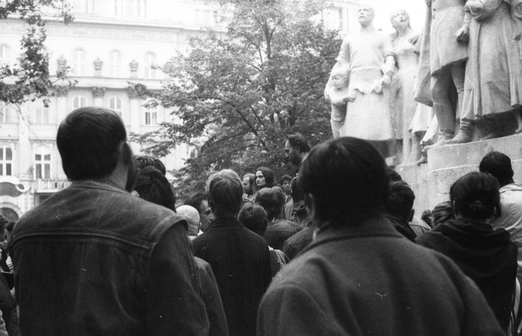  Március 15-i megemlékezés a Vörösmarty szobor előtt, Vörösmarty tér