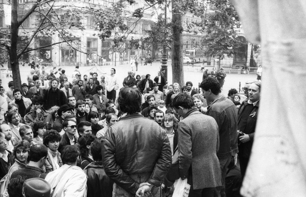 Vörösmarty tér, március 15-i megemlékezés a szobor előtt. Bal oldalon, kezével az arca előtt Deutsch Tamás, a két középső, háttal álló elnökségi tag között Fodor Gábor látszik