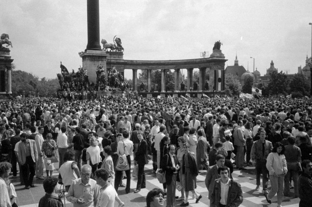 A Hősök tere 1989. június 16-án, az 56-os hősök újratemetésekor