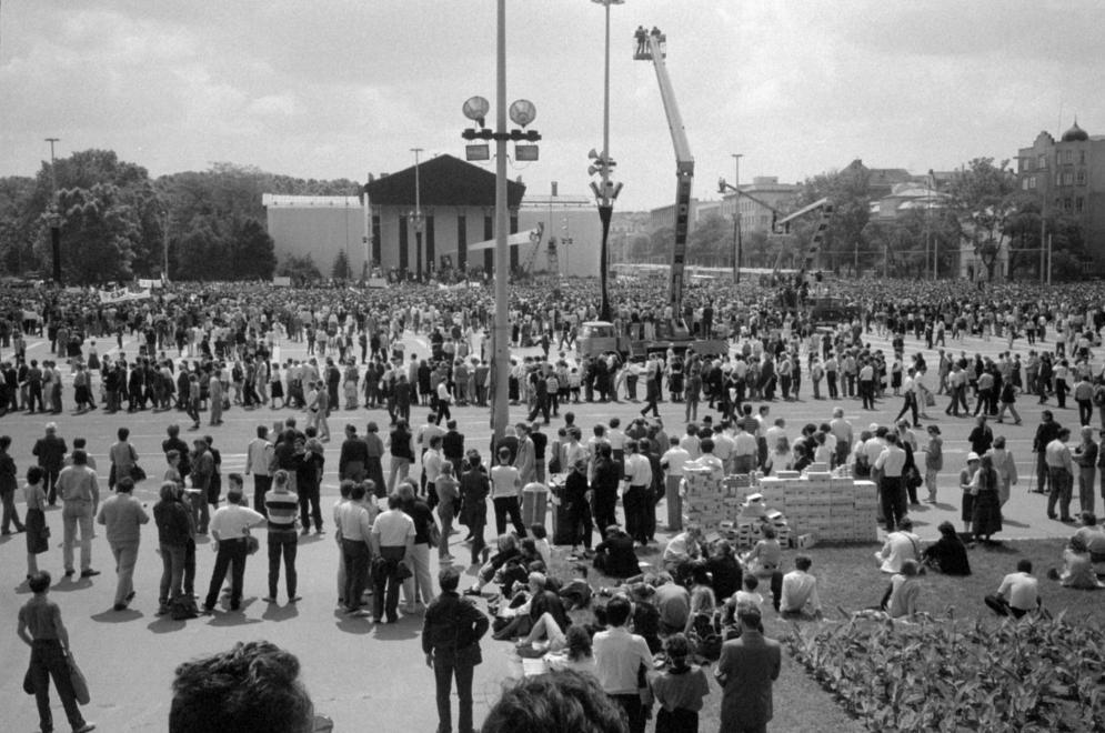 A Hősök tere 1989. június 16-án, az 56-os hősök újratemetésekor