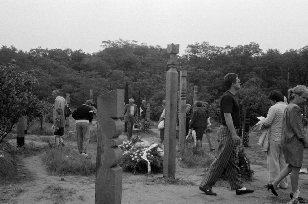 Új Köztemető, 301-es parcella 1989. június 16-án, az 56-os hősök újratemetésekor. Az Inconnu Csoport tagjai által állított kopjafák