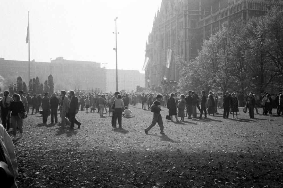 Kossuth Lajos tér, ünneplők 1989. október 23-án, a Magyar Köztársaság kikiáltásakor, a Parlament előtt