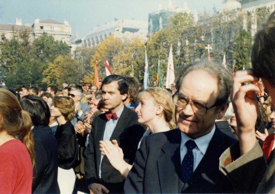 A Kossuth Lajos tér 1989 október 23-án, a köztársaság kikiáltása idején. Piros csokornyakkendőben Mark Palmer USA nagykövet, jobbra Borisz Sztukalin szovjet nagykövet