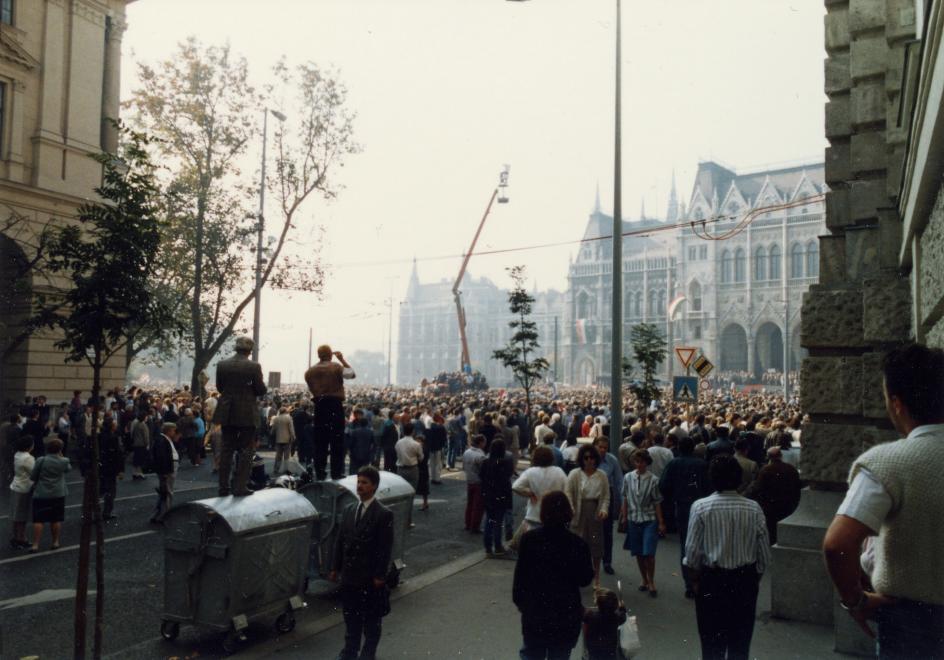 Az Alkotmány utca a Kossuth Lajos tér felé nézve 1989 október 23-án, a köztársaság kikiáltása idején