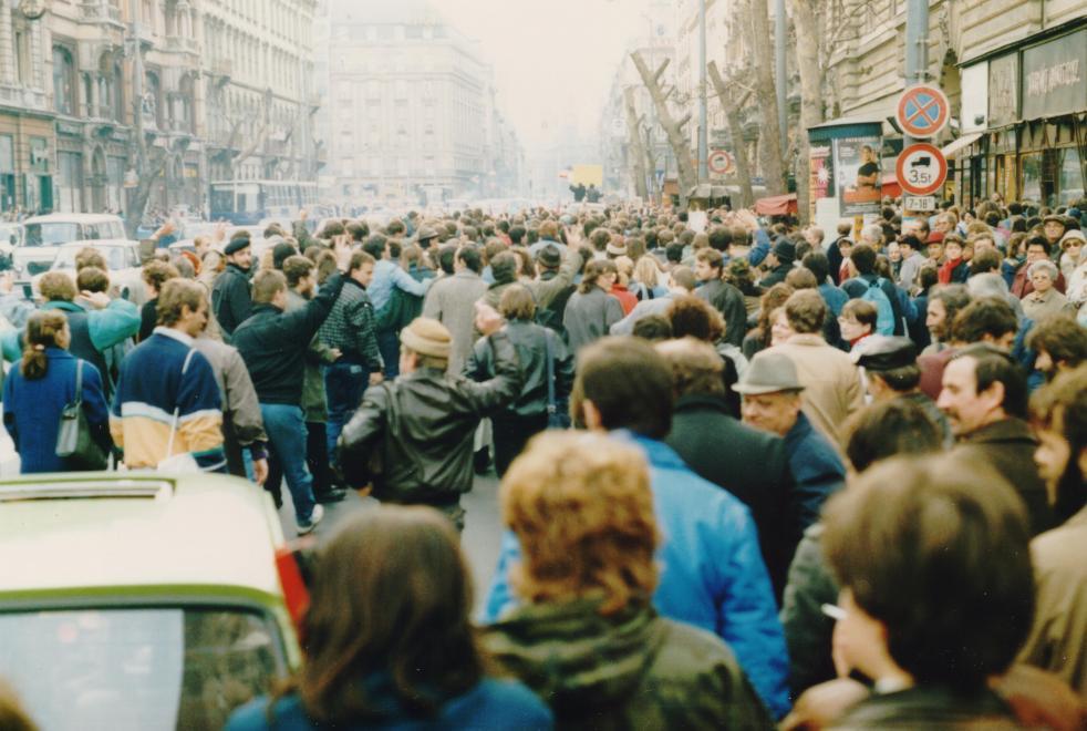 Rákóczi út az Astoria felé nézve. A romániai forradalom győzelmének hírére összegyűlt emberek