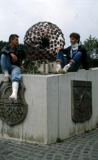 Magyar-szovjet barátsági emlékmű-díszkút, Salgótarján, Kemerovó-lakótelep, Fáy András körút (Kiss István, 1985)
