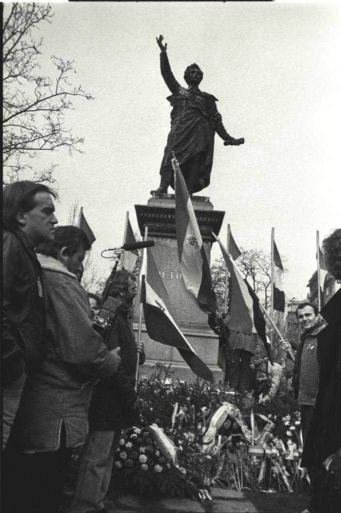 Március 15. tér, Petőfi-szobor, a megemlékezés kezdetekor