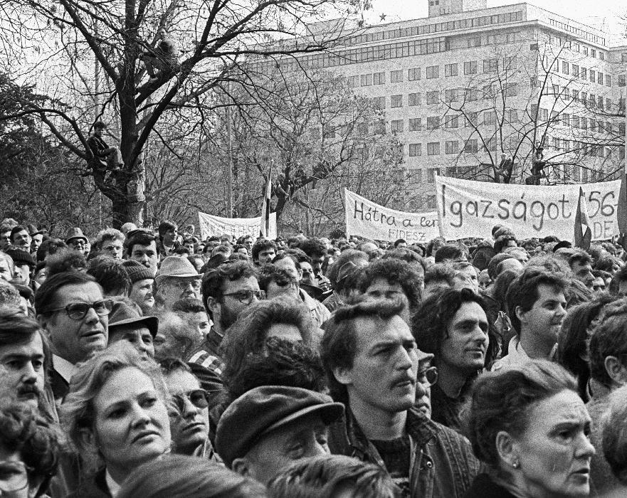 Felvonulók a Szabadság téren a Magyar Televízió székháza előtt szimbolikusan elfoglalják azt.