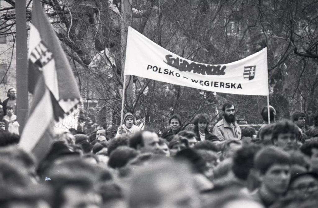Felvonulók a Szabadság téren a Magyar Televízió székháza előtt szimbolikusan elfoglalják azt.