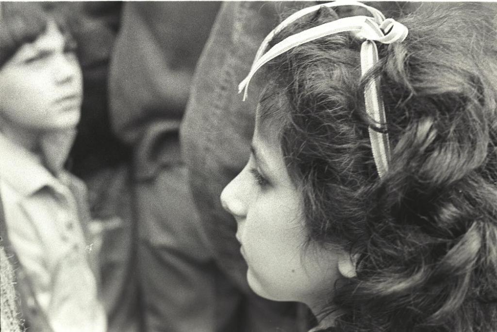 Kislány a Kossuth téren, hajában nemzeti színű szalag