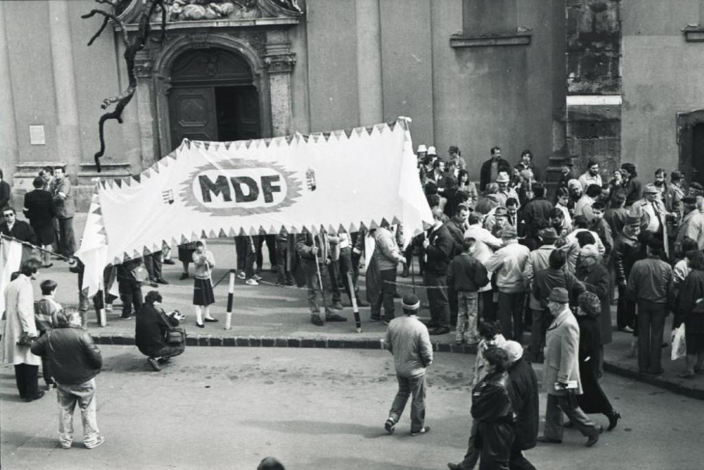 Az MDF csoportja a Belvárosi Plébániatemplom előtt gyülekezik.