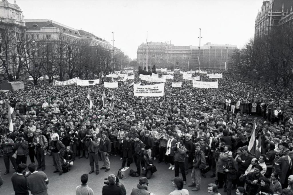 Tömeg a Kossuth téren