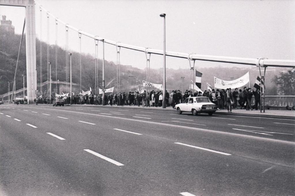 A FIDESZ csoportja az Erzsébet hídon, útban a Március 15. tér felé
