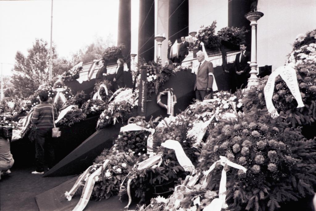 Százezrek róják le kegyeletüket Nagy Imre és mártírtársai újratemetése alkalmából: Ravatal a Műcsarnok lépcsőjén