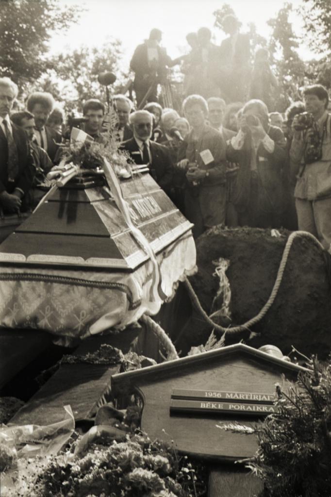 Százezrek róják le kegyeletüket Nagy Imre és mártírtársai újratemetése alkalmából