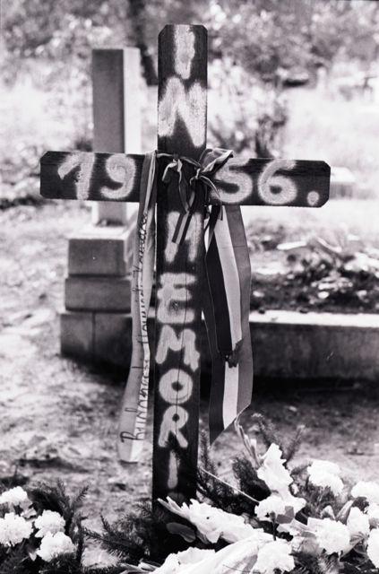 Kádár Jánost az MSZMP KB székházában felállított ravataltól több tízezres tömeg kíséri a Kerepesi temetőbe, ahol a munkásmozgalmi panteonban helyezik örök nyuglomra.