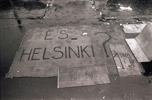 Az 1968-as szovjet katonai beavatkozás évfordulóján tartott tüntetéseken Prágában több Fidesz-aktivistát letartóztatnak. Szabadon bocsátásuk érdekében augusztus 22-29. között társaik ülő- és éhségsztrájkot folytatnak a budapesti csehszlovák nagykövetség előtt.