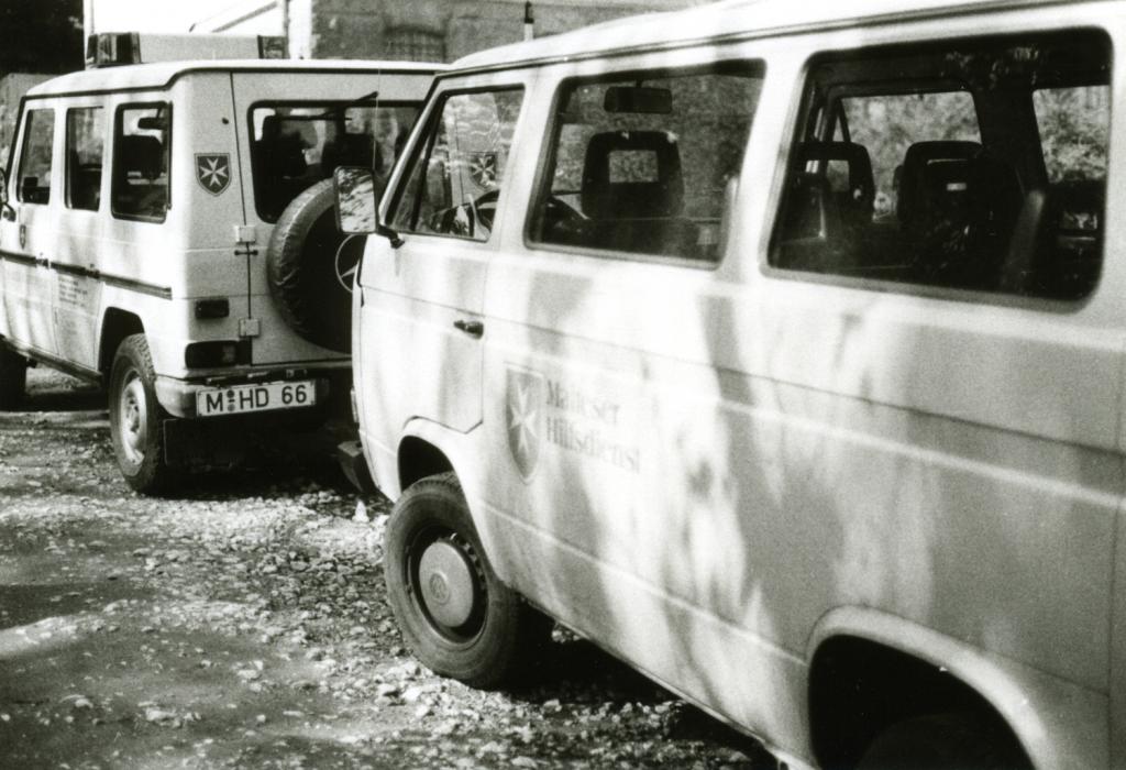 A Máltai Szeretetszolgálat járművei a zugligeti menekülttábornál. Forrás: Gerd Hernacz
