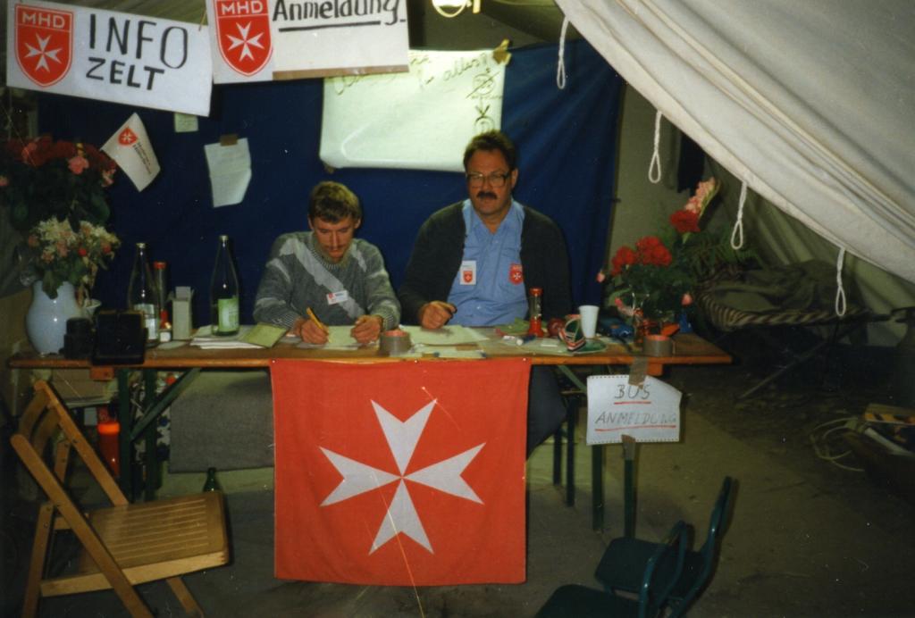 Információs sátor a zugligeti templomnál létesített menekülttáborban. Forrás: Archiv Wolfgang Wagner