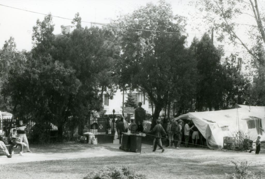 A zugligeti templomnál létesített menekülttábor előtt. Forrás: Archiv Wolfgang Wagner