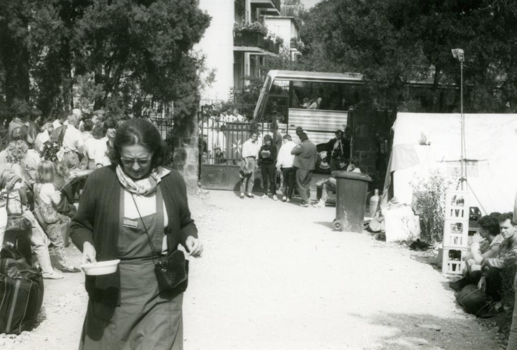 A zugligeti menekülttábor bejáratánál. Forrás: Archiv Wolfgang Wagner