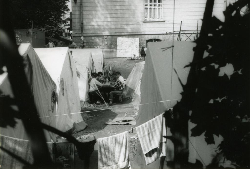 A zugligeti templomnál létesített menekülttábor előtt. Forrás: Archiv Wolfgang Wagner