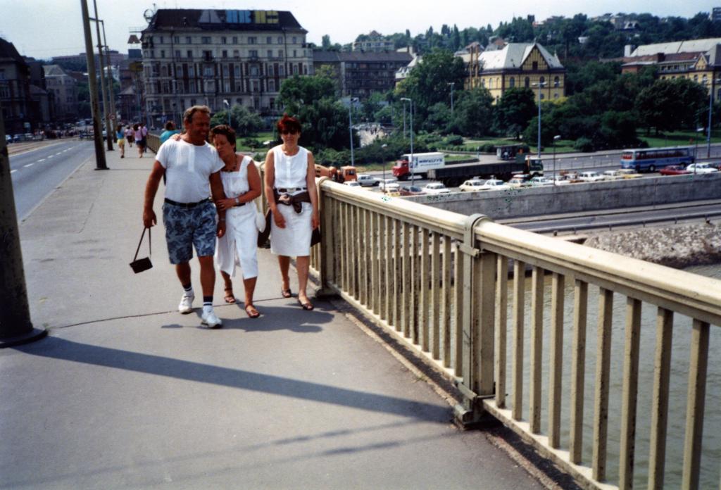 Keletnémet család a Margit hídon, Budapesten. Forrás: Renate Börner