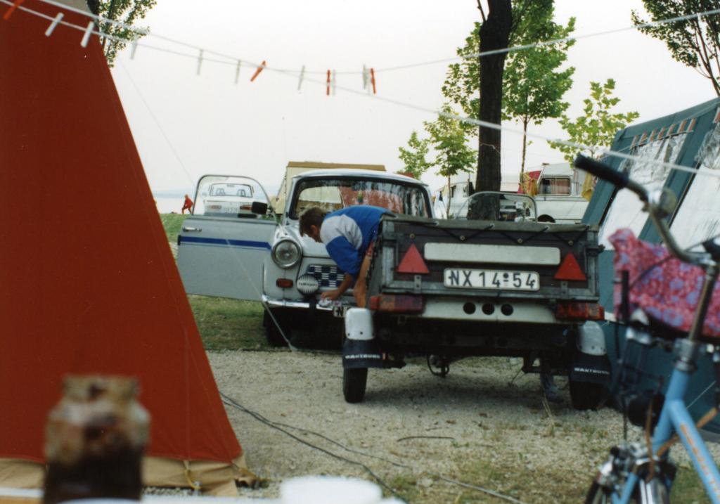 A balatoni kempingben. A menekülők a terveik leplezése érdekében egy balatoni kiránduláson vettek részt a Balatonnál 1989 augusztusában. Az utat az NDK egyik ifjúsági turisztikai vállalata szervezte. A résztvevők a jelentkezéskor már tisztában voltak a céljukkal: Ausztria felé átkelni a zöldhatáron. Forrás: Elke Schmitz