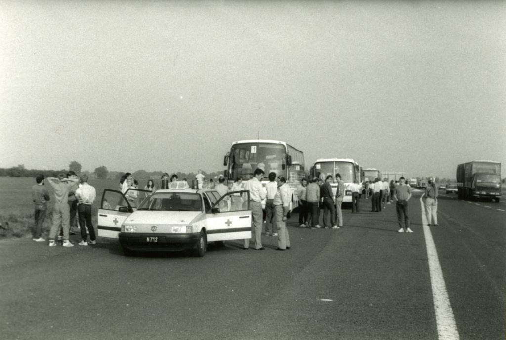 A Vöröskereszt gépjárművei az országúton Ausztria felé. Forrás: Archiv Wolfgang Wagner