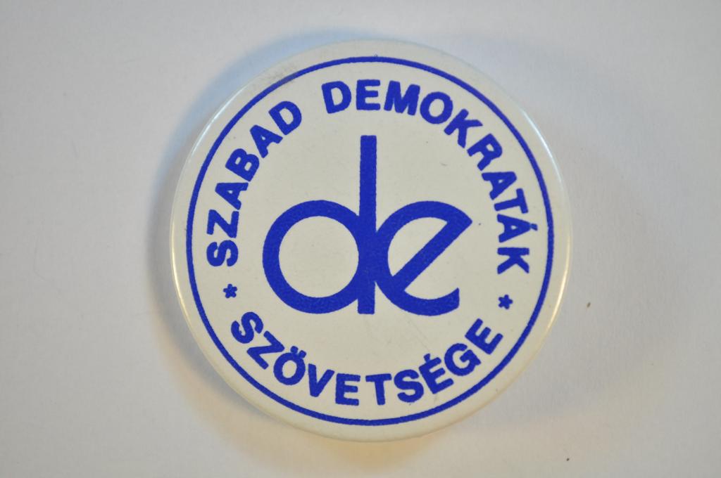 de (demokratikus ellenzék) - Szabad Demokraták Szövetsége kitűző (Pető Iván, Budapest)