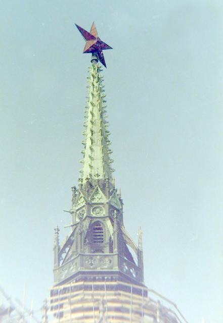Vörös csillagok eltávolítása, 1989. október 26-27-én. „A Parlament tetejét felállványozták, úgy fértek hozzá a csillaghoz.”