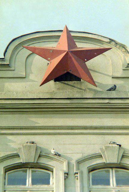 Vörös csillagok eltávolítása, 1989. október 26-27-én. „A Radetzky-laktanya – Munkásőrség használta – épületének Bem téri homlokzatáról is lekerült a vöröscsillag.”