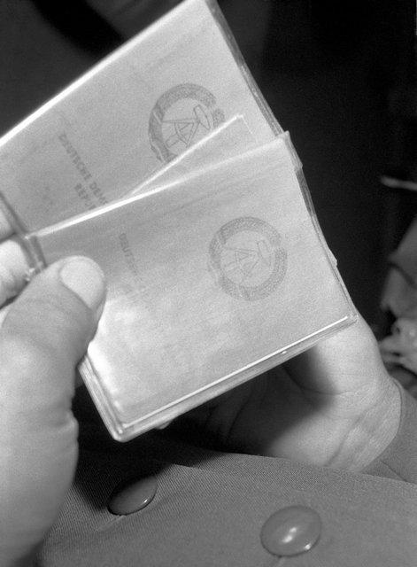 NDK-állampolgárok útlevél-vizsgálata a magyar-osztrák határon – útban az NSZK felé 1989 szeptemberében.