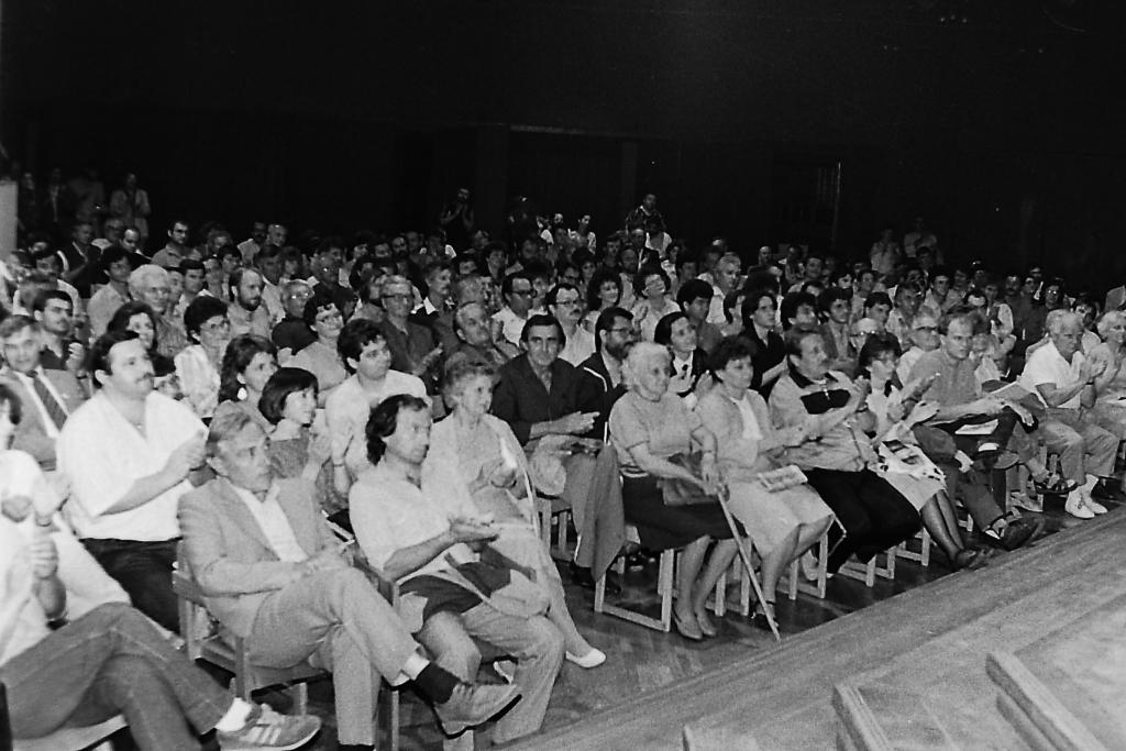 Kaposvár, 1989.június 18. A  Kilián György Művelődési Központjában Király Béla előadását hallgatja a közönség