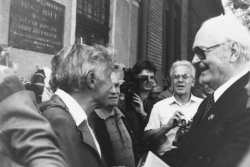 Kaposvár, 1989.június 18. Király Béla ugyanott találkozik hajdani osztálytársával, Király J.Bélával, a Somogyi Néplap nyugalmazott fotóriporterével