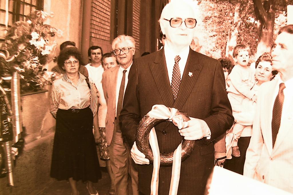 Kaposvár, 1989.június 18. Király Béla megkoszorúzza a  Nagy Imre szülőházán lévő emléktáblát