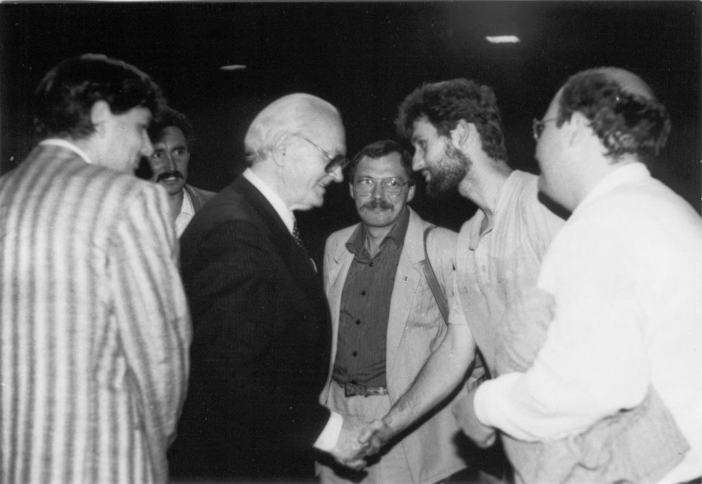 Kaposvár, 1989. június 18. Király Béla a Somogyország c. lap munkatársaival találkozik a Kilián György Művelődési Központban