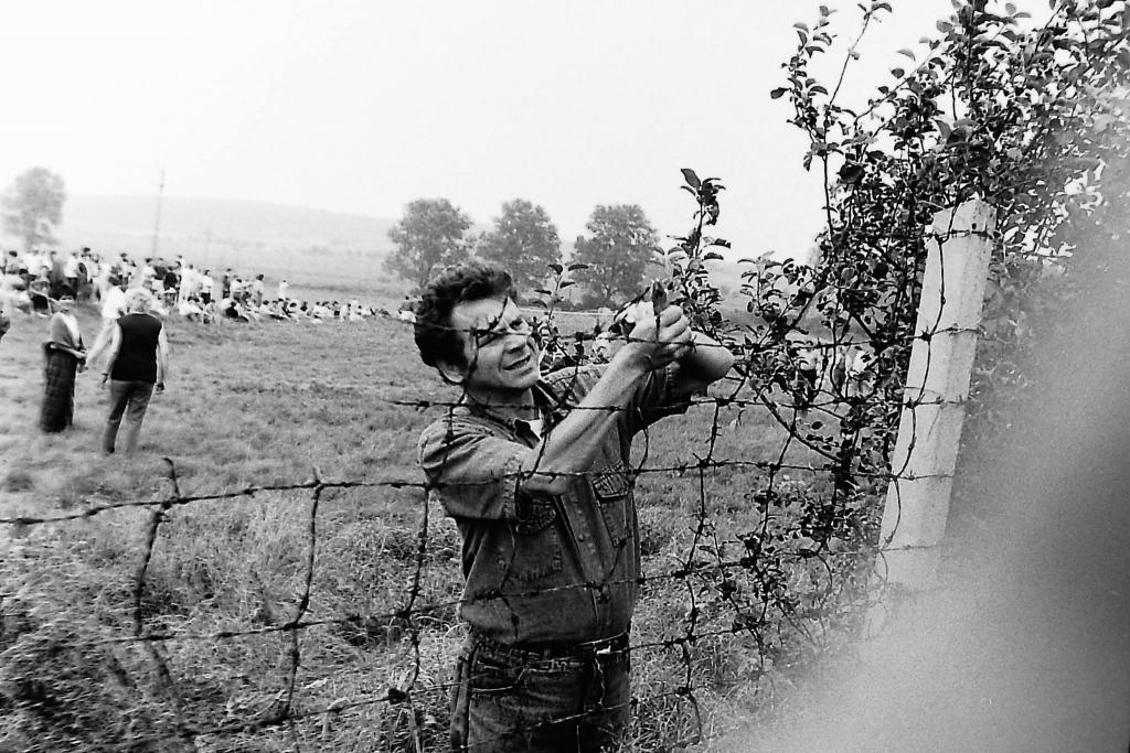 Sopronpuszta, 1989. augusztus 19. Páneurópai piknik. Makai Károly, a Somogyország fotóriportere kerítésbontás közben