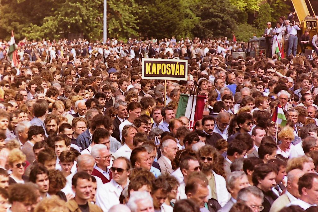 Budapest, Hősök tere, 1989. június 16. Újratemetés