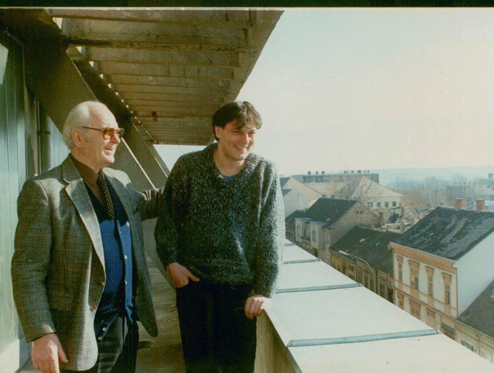 Király Béla a Somogyország című lap szerkesztőségének erkélyén Varga Istvánnal