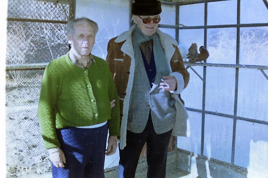 Kaposvár, 1989. Malom utca 4. Király Béla meglátogatja otthonában Földi Géza galambászt
