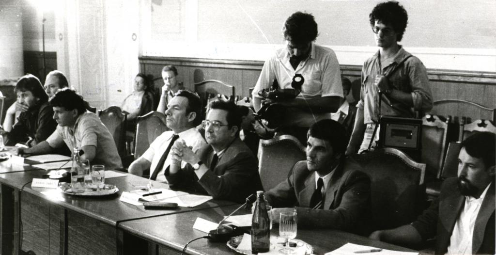 Balról Hajdu Gábor helyi újságíró, író, Balázsi Tibor, az ellenzék vezéralakja, Mile Lajos későbbi MDF-es országgyűlési képviselő a miskolci MESZEB ülésén