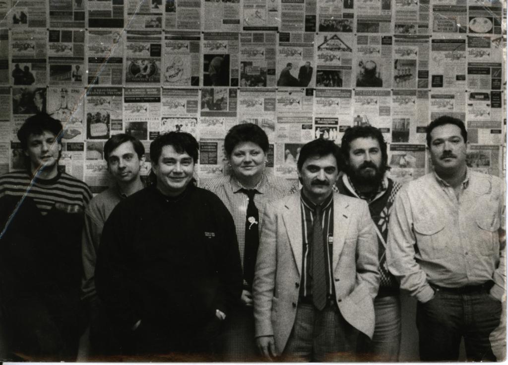 Az 1989-ben alakult miskolci ellenzéki hetilap munkatársai a szerkesztőségben