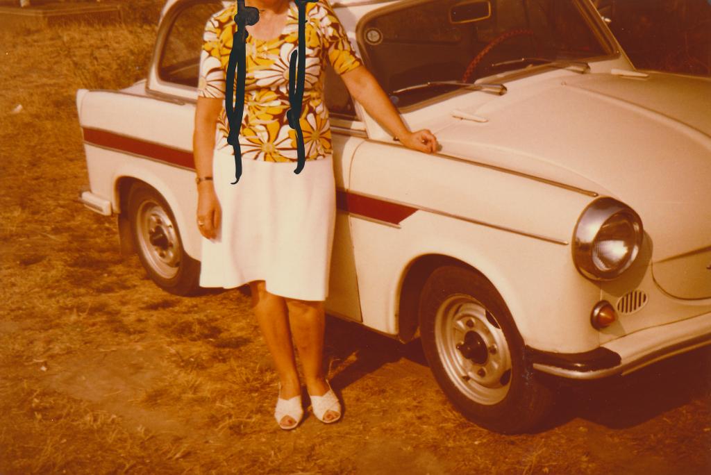Old timer: 500-as Trabant dizájnfestéssel, a hölgy blúza tán a '70-es évekből való, de ismét divatos, vagy az autóhoz öltözött…
