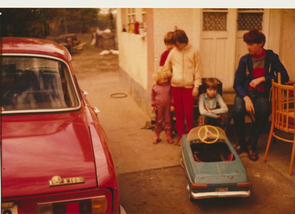 A gépjármű tulajdonlás már rég nem a hanyatló Nyugat privilégiuma: Skoda 100 és pedálos Moszkvics a gyerekeknek